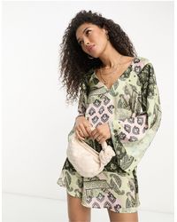 ASOS - – mini-hängerkleid mit paisleymuster-mix, v-ausschnitt, kimonoärmeln und überkreuztem detail am rücken - Lyst