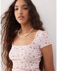 Miss Selfridge - – kurzärmliges, geripptes oberteil mit blümchenmuster und spitzenborte - Lyst