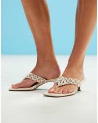 ASOS - Sandalias Blanco Hueso De Tacón Bajo Con Tira De Dedo Y Diseño Entretejido Hawaii De - Lyst