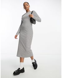 Pieces - Exclusivité - robe t-shirt mi-longue à rayures marinières - noir et blanc - Lyst