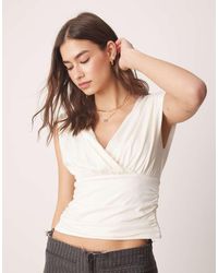 Abercrombie & Fitch - Top Con Scollo A V Alto Color Crema - Lyst