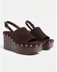 Stradivarius - – schuhe aus braunem leder mit plateau-keilabsatz und nieten - Lyst