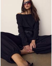 Stradivarius - T-Shirt A Maniche Lunghe Nera Con Scollo A Barchetta E Fondo A Fascia - Lyst