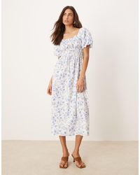 Nobody's Child - Vestido Midi Azul Y Blanco Con Estampado Floral Y Cuerpo Fruncido Kurtis De - Lyst