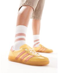 adidas Originals - Gazelle indoor - baskets avec semelle en caoutchouc - jaune et rose - Lyst