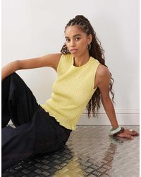 Monki - Top Senza Maniche Arricciato A Punto Smock Lime Con Volant Sul Fondo - Lyst
