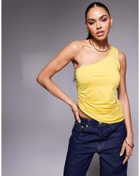 ASOS - Top Van Gladde Stof Met Blote Schouder, Gerimpelde Zijkant En Asymmetrische Zoom Met Dubbel Bandje - Lyst