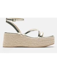 Pull&Bear - Sandales à talon compensé et brides - doré - Lyst