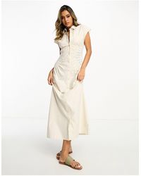 ASOS - Robe chemise mi-longue sans manches avec taille crochetée - naturel - Lyst