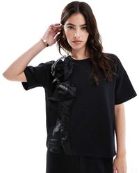 Vero Moda - Camiseta Negra De Manga Corta Con Aplicación Tridimensional De Rosa De Tejido Efecto Neopreno De (Parte De Un Conjunto) - Lyst