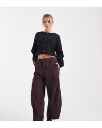 ASOS - Pantalones Burdeos A Rayas Azul Marino Sin Cierres De Pernera Barrel Con Acabado Lavado De Asos Design Petite-Rojo - Lyst