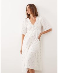 Jdy - Robe boutonnée mi-longue à col v et petites fleurs - crème/rouge - Lyst