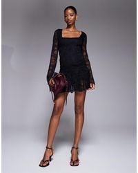 Kaiia - Exclusivité - - robe courte double épaisseur près du corps en dentelle avec encolure carrée et ourlet à godets - Lyst