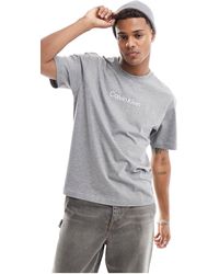 Calvin Klein - Camiseta gris medio jaspeado cómoda con logo hero - Lyst