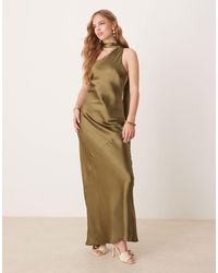 Pretty Lavish - Robe longue en satin avec foulard à l'encolure - olive profond - Lyst