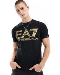 EA7 - Camiseta negra con logo grande dorado en el pecho - Lyst