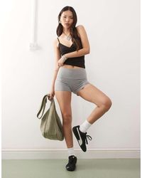 Weekday - Pantalones Muy Cortos Gris Jaspeado De Punto Liso De - Lyst