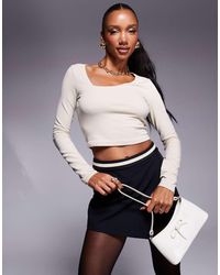 ASOS - Crop Top A Maniche Lunghe Color Pietra Con Scollo Rotondo Asimmetrico - Lyst