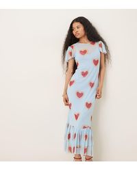 Never Fully Dressed - Vestido Largo Pastel Con Estampado De Corazones, Mangas Acampanadas Y Volantes De Malla De Petite - Lyst