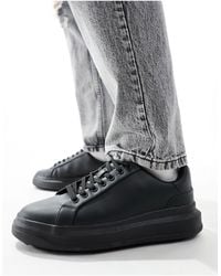 Bershka - Sneakers nere con suola spessa e linguetta sul tallone a contrasto - Lyst