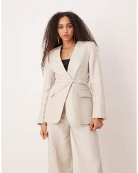 Mango - Blazer en lin d'ensemble à col v et taille cintrée avec ceinture - grège - Lyst