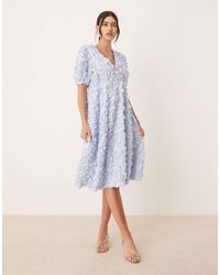 Y.A.S - Robe texturée mi-longue à col v et fleurs en relief - pâle - Lyst