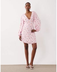 Vila - Vestido Corto Rosa De Manga Larga Con Estampado Floral, Cuello De Pico Y Botones En La Parte Delantera De - Lyst