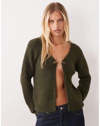 Vila - Pullover aus weichem rippstrick mit goldfarbenem verschluss - Lyst