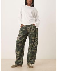 ASOS - – cropped-jeans mit abgerundetem beinschnitt, knopfverschluss und military-muster - Lyst