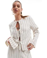 Pieces - Blusa Color Crema Abedul A Rayas Azules Con Lazada Delantera De Tejido Efecto Lino De (Parte De Un Conjunto) - Lyst