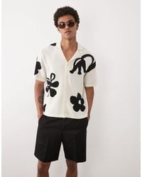 ASOS - Chemise décontractée boutonnée en maille avec col à revers et imprimé fleurs sur l'ensemble - écru et noir - Lyst