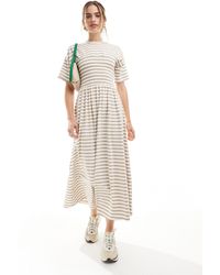 ASOS - Vestido midi estilo camiseta a rayas color crema y topo con pecho fruncido - Lyst