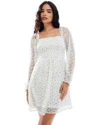 Vero Moda - Aangerimpelde Mini Jurk Met Vierkante Hals, Lange Mouwen En Fijne Groene Bloemenprint - Lyst