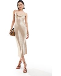 Pretty Lavish - Vestido midi dorado metalizado con diseño - Lyst