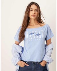 Hollister - Camiseta Azul Con Cuello Barco Y Estampado "Nassau" De - Lyst