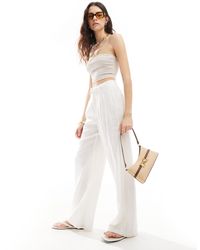 Stradivarius - Top bandeau côtelé à rabat - beige - Lyst
