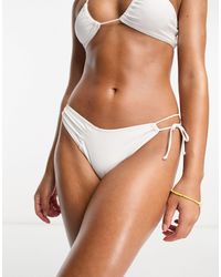 Miss Selfridge - Slip bikini bianchi con allacciatura laterale e davanti a v - Lyst