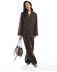Pieces - Pantalon d'ensemble ample et ajusté à fines rayures - chocolat - Lyst