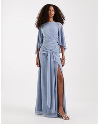 TFNC London - Vestido De Dama De Honor Largo Azul Empolvado Con Capa Y Lazada Delantera De Chifón De Plus - Lyst