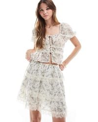 New Look - Mini-jupe d'ensemble à imprimé fleuri avec volants étagés et bordures dentelle - crème - Lyst