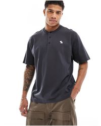 Abercrombie & Fitch - Camiseta gris carbón con cuello mao y logo - Lyst