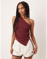 ASOS - Top froncé texturé coupe asymétrique - bordeaux - Lyst