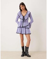 ASOS - Robe babydoll courte à rayures et col v avec liens noués sur l'avant et bords contrastants en velours - bleu - Lyst