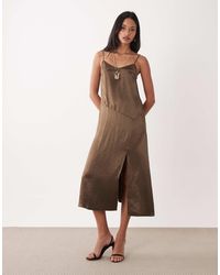 ARKET - Robe nuisette fendue en satin - marron clair - Lyst