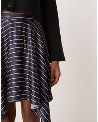 Miss Selfridge - Mini-jupe en satin à ourlet asymétrique et à fines rayures - bleu marine - Lyst