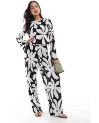 Vero Moda - Pantalones Monocromáticos Plisados De Pernera Ancha Y Talle Alto Con Estampado Floral De (Parte De Un Conjunto)-Negro - Lyst