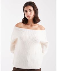 Miss Selfridge - Pull asymétrique ample à épaule dénudée en maille confortable - crème - Lyst