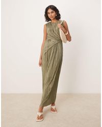 ASOS - Robe plissée longue et sans manches avec détail croisé et noué à l'avant - kaki - Lyst