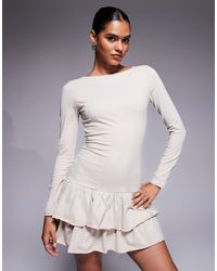 Fashionkilla - Robe courte en coton à manches longues, taille tombante et ourlet volanté - taupe - Lyst