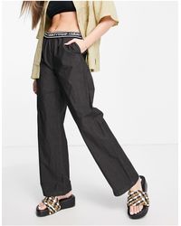 Femme Vêtements Pantalons décontractés Pantalon Synthétique Kaos en coloris Noir élégants et chinos Treillis et pantalons cargo 
